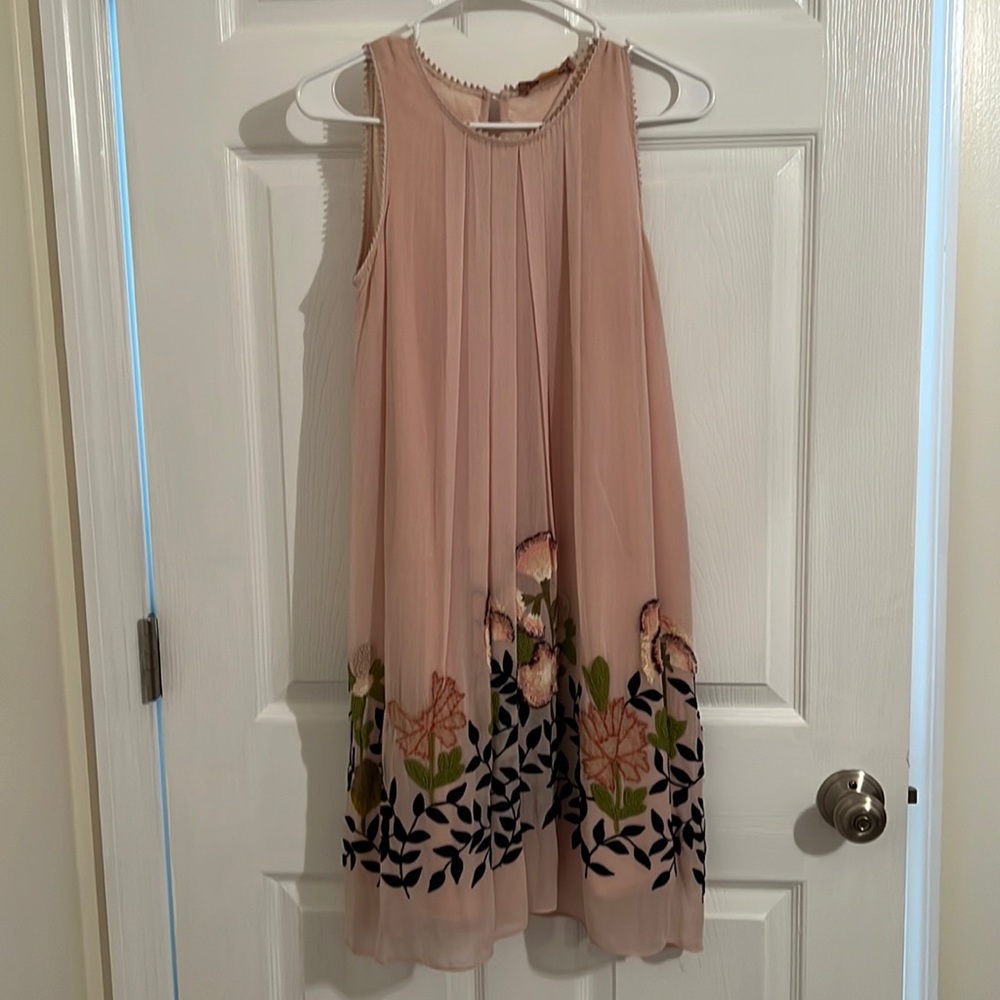 Light pink dress with floral embroidery- 4P - Not So Serious - Anthorpology